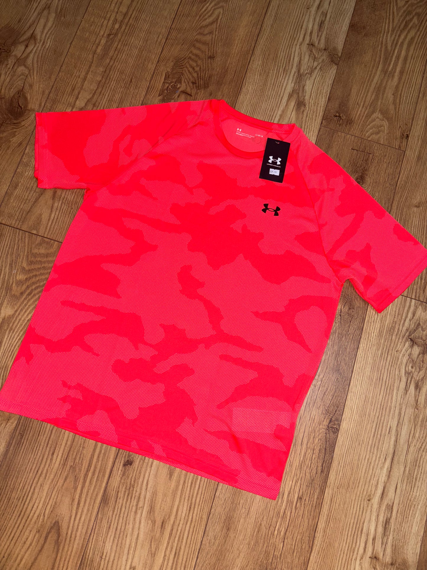 Under Armour T-shirt. Size L/XL.