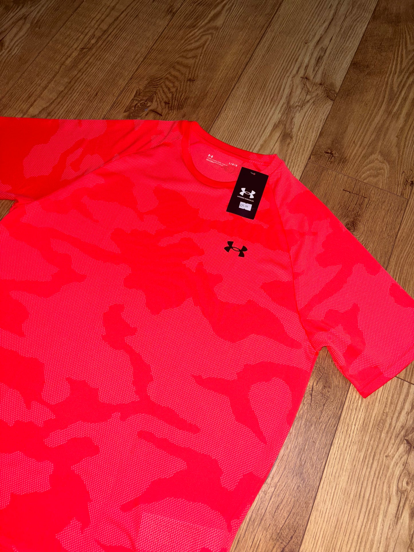 Under Armour T-shirt. Size L/XL.