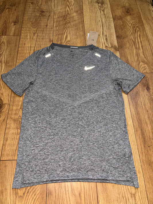 Nike rise 365. Size large